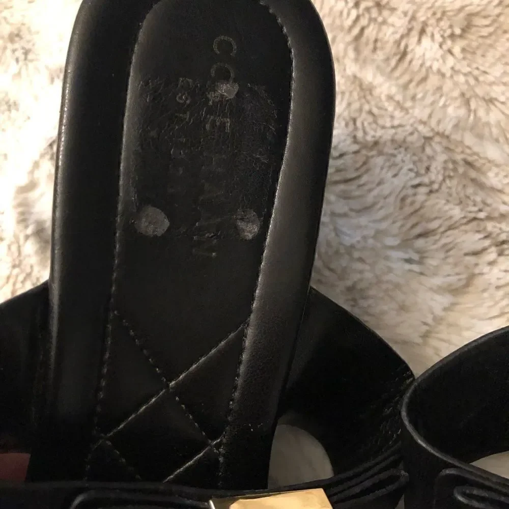 : : COLE HAAN OS GRAND Thong Sandals with Gold Tone Block Square Logo Detail : :